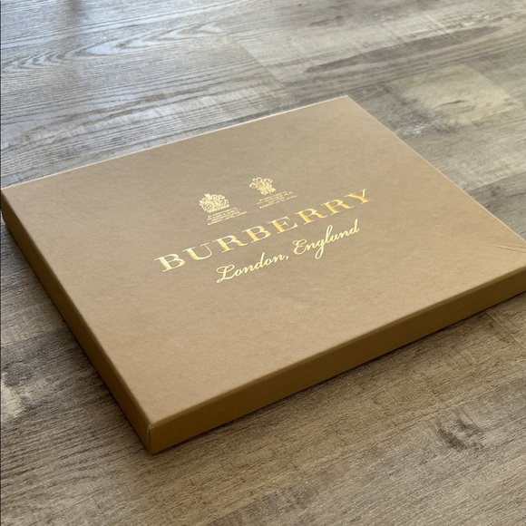 Burberry Box - Picture 2 of 10
